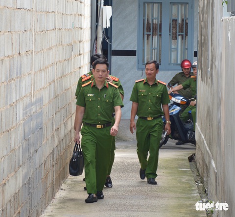 Vụ án khu đô thị du lịch biển Phan Thiết: Khởi tố, bắt tạm giam cựu phó chủ tịch tỉnh Bình Thuận- Ảnh 2. Tổ công tác Cơ quan cảnh sát điều tra Bộ Công an đến làm việc tại nhà riêng ông Lê Quang Vinh - bí thư Huyện ủy, chủ tịch UBND huyện đảo Phú Quý, nguyên chánh Văn phòng UBND tỉnh Bình Thuận - Ảnh: ĐỨC TRONG