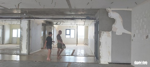 Xử lý công trình sai phép của Mường Thanh: Không thể để ‘câu giờ’- Ảnh 3. Chủ đầu tư tháo dỡ một phần các hạng mục sai phạm - Ảnh: ĐOÀN CƯỜNG