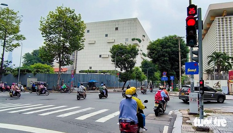 TP.HCM: Nhiều xe vẫn cố vượt đèn đỏ tại một giao lộ có đèn đếm ngược- Ảnh 1. Trong 27 giây đèn đỏ tại giao lộ Nguyễn Bỉnh Khiêm - Nguyễn Đình Chiểu (quận 1, TP.HCM) có nhiều xe máy vượt đèn đỏ. Ghi nhận sáng 4-7 - Ảnh: CHÂU TUẤN