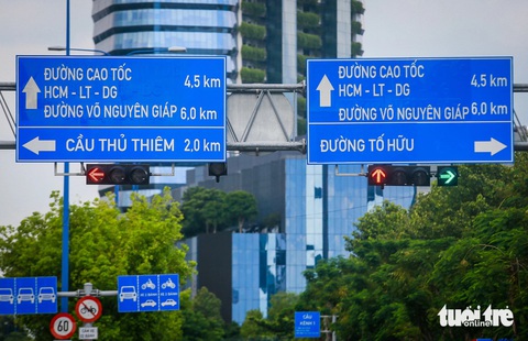 TP.HCM: Nhiều xe vẫn cố vượt đèn đỏ tại một giao lộ có đèn đếm ngược- Ảnh 2. Cơ quan chức năng vừa thí điểm thêm đèn đỏ không đếm ngược thời gian ở giao lộ Mai Chí Thọ - Tố Hữu - Ảnh: CHÂU TUẤN