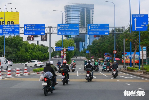 TP.HCM: Nhiều xe vẫn cố vượt đèn đỏ tại một giao lộ có đèn đếm ngược- Ảnh 3. Tình hình giao thông ổn định tại giao lộ Mai Chí Thọ - Tố Hữu - Ảnh: CHÂU TUẤN