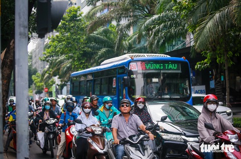 TP.HCM: Nhiều xe vẫn cố vượt đèn đỏ tại một giao lộ có đèn đếm ngược- Ảnh 4. Người dân nhìn đèn và từ từ đi khi đèn đỏ chuyển sang xanh tại giao lộ Nguyễn Đình Chiểu - Trương Định - Ảnh: CHÂU TUẤN