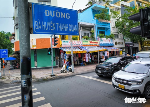 TP.HCM: Nhiều xe vẫn cố vượt đèn đỏ tại một giao lộ có đèn đếm ngược- Ảnh 7. Người dân nghiêm chỉnh chấp hành đèn tín hiệu giao thông tại giao lộ Nguyễn Đình Chiểu - Bà Huyện Thanh Quan (nơi đang thí điểm) - Ảnh: CHÂU TUẤN