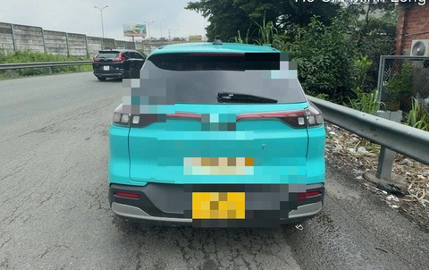 Tài xế taxi chạy ngược chiều trên cao tốc TP.HCM - Long Thành do 'không biết đường'- Ảnh 2. Xe taxi vi phạm bị cảnh sát giao thông tạm giữ - Ảnh: C08