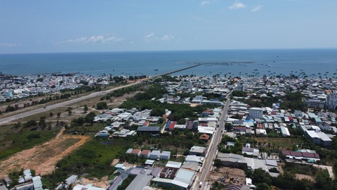 Phú Quốc dừng chủ trương chỉ cho chuyển mục đích sử dụng 300m² đất ở đô thị, 400m² đất ở nông thôn- Ảnh 1. Thành ủy Phú Quốc chấm dứt chủ trương chỉ cho chuyển mục đích sử dụng đất 300m² ở đô thị và 400m² ở nông thôn - Ảnh: SƠN LÂM