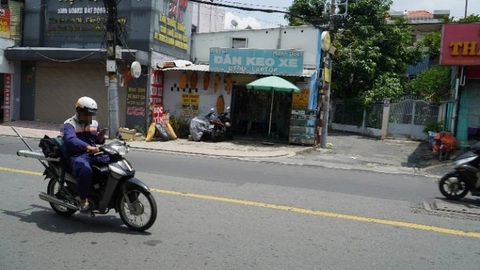 Vừa chạy xe vừa lướt điện thoại xem mạng xã hội, chơi game- Ảnh 3. Vừa chạy xe vừa nhắn tin điện thoại trên đường Kha Vạn Cân, TP Thủ Đức - Ảnh: ĐỊNH DƯƠNG