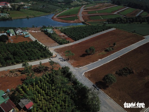 Khiếu nại tăng, Bảo Lộc đề nghị sớm kết luận phân lô xẻ nền- Ảnh 3. Nhiều con đường mới được mở từ việc hiến đất, từ đó hình thành các khu mua bán bất động sản phân lô - Ảnh: M.V.