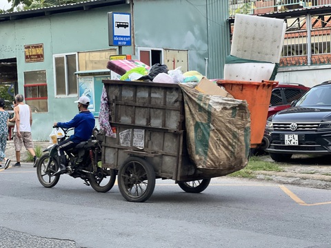 Đề xuất cấm xe rác thô sơ, xe nào vô hẻm gom rác?- Ảnh 1. Chiếc xe rác cũ nát còn phải