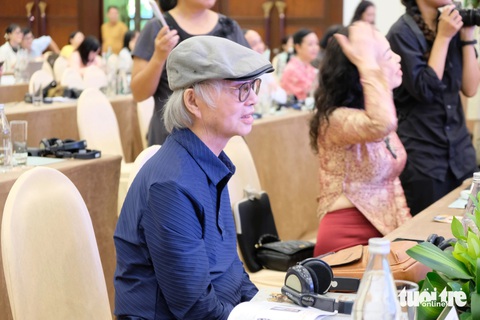 Cô Ngữ phim ‘Thương nhớ đồng quê’ nói gì mà đạo diễn Đặng Nhật Minh cười mãi thôi?- Ảnh 2. Đạo diễn Đặng Nhật Minh ngồi dưới cười mỉm mãi - Ảnh: ĐẬU DUNG