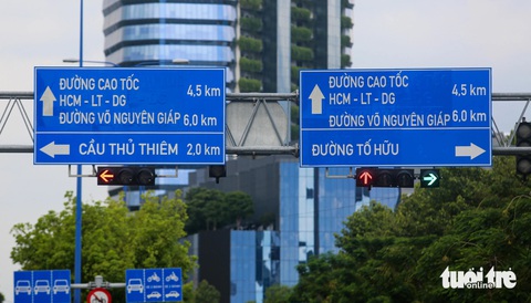 Đèn giao thông đếm ngược ở TP.HCM: Không gây bất ngờ vì có thể vượt đèn vàng khi cần thiết- Ảnh 1. Đèn tín hiệu giao lộ Mai Chí Thọ - Tố Hữu (nơi đang được thí điểm đèn giao thông không đếm ngược tại TP.HCM) - Ảnh: CHÂU TUẤN