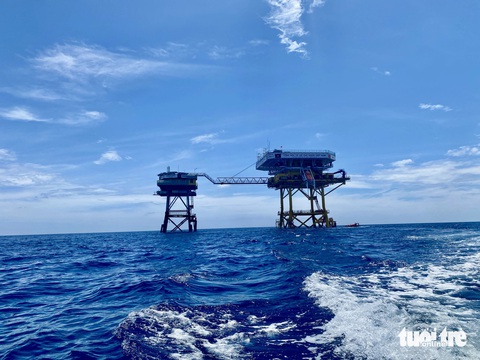 Gặp người lính trọn tình yêu với nhà giàn DK1- Ảnh 1. Nhà giàn DK1-17 sừng sững giữa biển là cột mốc chủ quyền biển đảo thiêng liêng của Tổ quốc - Ảnh: HÀ THANH