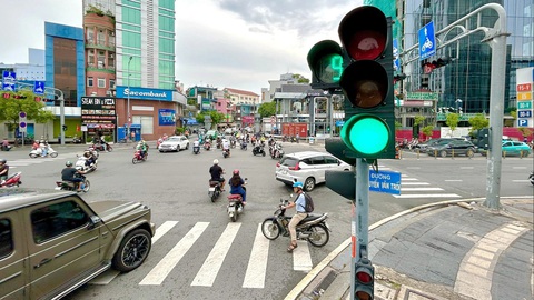 Thí điểm đèn giao thông không đếm ngược tại TP.HCM thực tế ra sao?- Ảnh 3. Tín hiệu giao thông đếm ngược tại giao lộ ở TP.HCM chiều 4-7 - Ảnh: T.T.D.