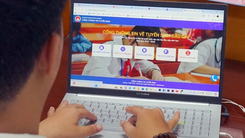 Tuyển sinh đầu cấp tại TP.HCM: Tá hỏa vì trường xa nhà- Ảnh 1. Tìm hiểu thông tin tuyển sinh đầu cấp trực tuyến năm học 2024 - 2025 tại TP.HCM - Ảnh: HỒ THỊ NHƯỠNG