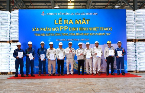 Ban lãnh đạo Công ty thưởng nóng cho các tập thể, cá nhân có hành tích xuất sắc trong quá trình nghiên cứu, sản xuất thành công sản phẩm PP định hình nhiệt TF4035 Ban lãnh đạo Công ty thưởng nóng cho các tập thể, cá nhân có hành tích xuất sắc trong quá trình nghiên cứu, sản xuất thành công sản phẩm PP định hình nhiệt TF4035