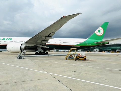 Máy bay Eva Air tông vào cột đèn, móp cánh ở sân bay Tân Sơn Nhất- Ảnh 1. Máy bay Eva Air tông vào cột đèn chiếu sáng ở sân bay Tân Sơn Nhất - Ảnh: TIA