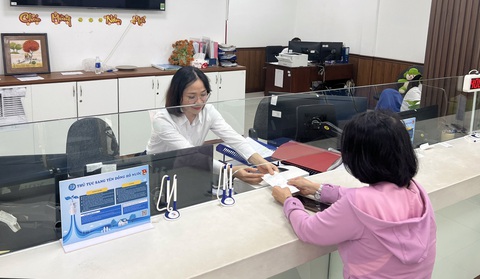 Cấp nước Tân Hòa: Khách hàng dễ dàng tương tác- Ảnh 1. Khách hàng đang giao dịch