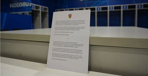 Tuyển Romania để lại 'tâm thư' xúc động sau khi bị loại ở Euro 2024- Ảnh 1. Tuyển Romania để lại tâm thư xúc động trong căn phòng được lau chùi sáng bóng - Ảnh: Bild
