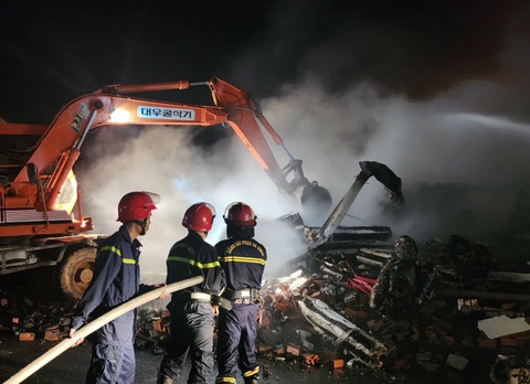 Cháy lớn trong khu công nghiệp tại Bình Dương- Ảnh 2. Khoảng 100 chiến sĩ tham gia dập lửa và cứu hộ - Ảnh: T.D.
