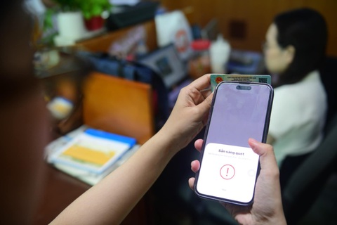 Nhiều người dùng đang gặp khó khăn khi đọc thông tin thẻ CCCD bằng chip NFC trên smartphone - Ảnh: QUANG ĐỊNH Nhiều người dùng đang gặp khó khăn khi đọc thông tin thẻ căn cước công dân bằng chip NFC trên smartphone - Ảnh: QUANG ĐỊNH