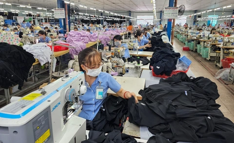 GDP tăng cao nhờ đâu?- Ảnh 1. Các doanh nghiệp dệt may dần có đơn hàng, trong đó có một số doanh nghiệp có đơn hàng ổn định hết quý 3 - Ảnh: NGỌC HIỂN