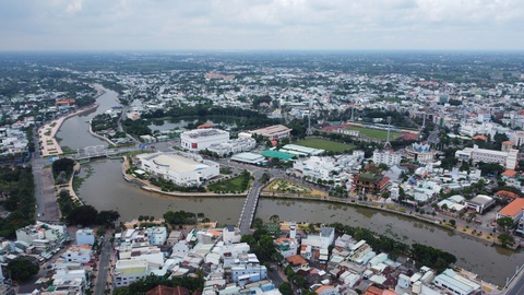 Long An lập hành lang bảo vệ nguồn nước của 71 sông, kênh, rạch- Ảnh 1. Sông Bảo Định chảy qua trung tâm TP Tân An nằm trong danh mục được lập hành lang bảo vệ nguồn nước - Ảnh: SƠN LÂM