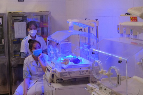 Bệnh nhi tại Bệnh viện Thanh Nhàn (Hà Nội) - Ảnh minh họa: NAM TRẦN Bệnh nhi tại Bệnh viện Thanh Nhàn (Hà Nội) - Ảnh minh họa: NAM TRẦN