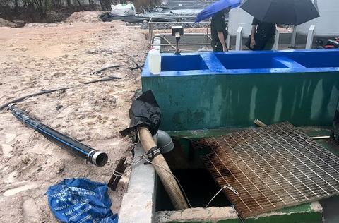 Lại xả thải gây ô nhiễm, doanh nghiệp Hàn Quốc ở Bà Rịa - Vũng Tàu tiếp tục bị phạt 1,2 tỉ đồng- Ảnh 2. Đường ống ngầm để xả thải gây ô nhiễm trong khuôn viên Công ty TNHH Kbec Vina - Ảnh: Đ.H.