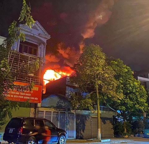 Cháy công ty bao bì ở Vĩnh Phúc, 'biển lửa' cùng cột khói cuồn cuộn bốc cao hàng trăm mét- Ảnh 2. Nhiệt độ cao cùng khói đen bốc ra từ vụ cháy khiến nhiều nhà dân ở gần cũng bị ảnh hưởng - Ảnh: Người dân cung cấp