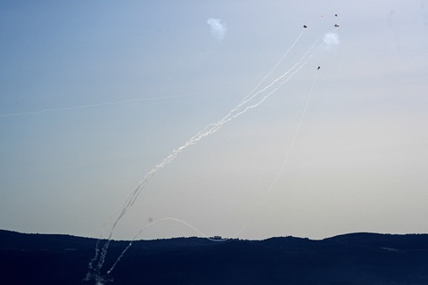 Tin tức thế giới 4-7: Ông Biden không rút lui, tỉ lệ ủng hộ bất ngờ tăng lên- Ảnh 1. Các rocket phóng từ Lebanon sang Israel qua biên giới bị đánh chặn. Ảnh chụp gần biên giới với Lebanon ngày 3-7 - Ảnh: REUTERS