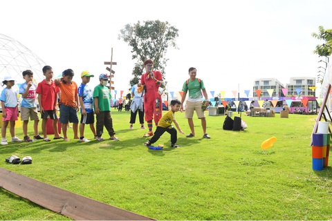 Điểm check in mùa hè mới ở TP.HCM- Ảnh 6. Các bé và gia đình tham gia các hoạt động thể thao cùng những trải nghiệm thật mới mẻ, đầy sắc màu, lưu giữ những khoảnh khắc đáng nhớ cùng gia đình và những bạn đồng trang lứa - Ảnh: Masteri Homes