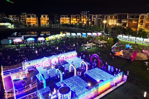 Điểm check in mùa hè mới ở TP.HCM- Ảnh 7. Bước vào thế giới của những bảo bối thần kỳ lung linh tại Lễ hội ánh sáng Doraemon - Ảnh: Masteri Homes