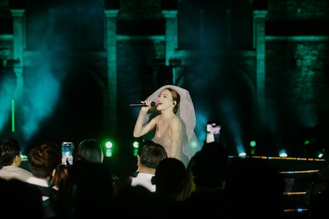 Hồ Ngọc Hà ra mắt ấn phẩm đặc biệt kỷ niệm 20 năm ca hát- Ảnh 5. Live show do đạo diễn Trần Thành Trung dàn dựng, thu hút gần 2.000 khán giả.