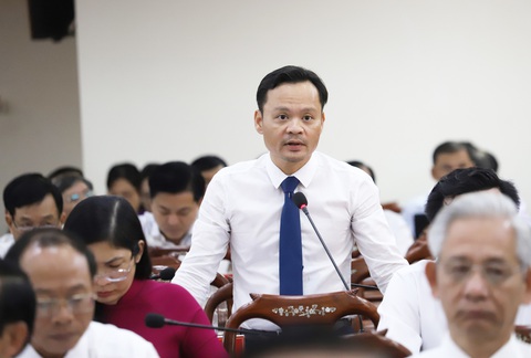 Đại biểu hỏi khi nào người dân không phải mua sổ khám chữa bệnh, giám đốc Sở Y tế Cần Thơ nói gì?- Ảnh 1. Giám đốc Sở Y tế TP Cần Thơ Hoàng Quốc Cường trả lời chất vấn - Ảnh: CHÍ QUỐC