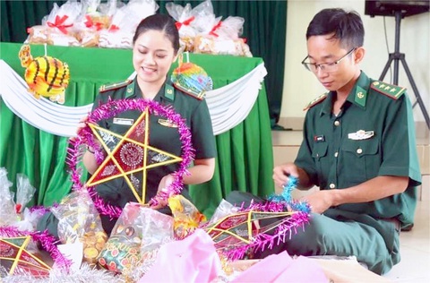 Anh lính biên phòng 9X như con dân bản- Ảnh 1. Thượng úy Phạm Thái Sơn (phải) cùng đồng đội chuẩn bị lồng đèn và quà cho trẻ em vùng cao đón trung thu - Ảnh: LINH CHI