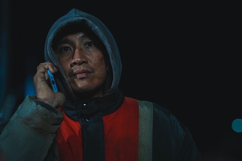 'Chúa hề' Lee Kwang Soo 'hắc hóa' trong No way out: The roulette- Ảnh 2. Vào vai thám tử Baek Joong Sik, đối thủ của Yoon Chang Jae, nam diễn viên Jo Jin Woong đã dành rất nhiều lời khen ngợi cho diễn xuất của Lee Kwang Soo.