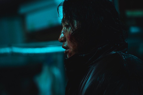 'Chúa hề' Lee Kwang Soo 'hắc hóa' trong No way out: The roulette- Ảnh 3. Lee Kwang Soo với tạo hình đen tối, lạnh lùng khi vào vai đồ tể Yoon Chang Jae