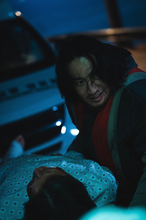 'Chúa hề' Lee Kwang Soo 'hắc hóa' trong No way out: The roulette- Ảnh 1. Lee Kwang Soo hóa đồ tể tàn nhẫn, quyết tâm săn tiền thưởng trong 'No way out: The roulette'.