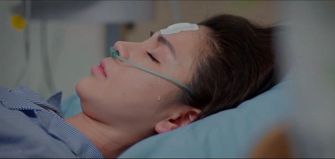 Lương Thu Trang đóng chính bị ghét bỗng được thương khi 'hắc hóa'- Ảnh 3. Ở tập cuối Trạm cứu hộ trái tim, An Nhiên rơi vào hôn mê sâu sau khi cứu sống con gái của Ngân Hà