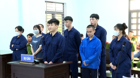 Thiếu nữ bị lừa bán vào quán karaoke làm tiếp viên, 9 bị cáo lãnh án- Ảnh 1. Các bị cáo trong vụ lừa bán thiếu nữ vào quán karaoke làm tiếp viên tại phiên tòa - Ảnh: A.B.