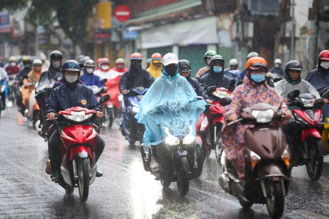 Thời tiết hôm nay 5-7: Hai miền Nam, Bắc giảm mưa- Ảnh 1. Hôm nay 5-7, thời tiết Nam Bộ mưa dông về chiều - Ảnh: PHƯƠNG QUYÊN