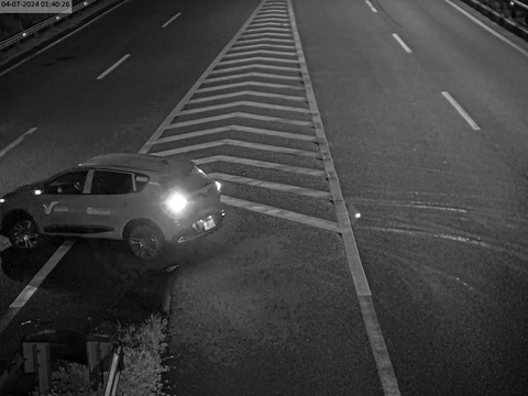 Tài xế taxi chạy ngược chiều trên cao tốc TP.HCM - Long Thành do 'không biết đường'- Ảnh 1. Camera ghi cảnh taxi chạy ngược chiều trên cao tốc - Ảnh: Cắt từ video