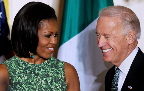Bà Michelle Obama có khả năng đánh bại ông Trump hơn ông Biden?- Ảnh 1. Cựu đệ nhất phu nhân Mỹ Michelle Obama và Tổng thống Mỹ Joe Biden - Ảnh: POOL/GETTY IMAGES NORTH AMERICA