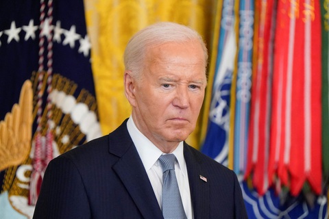 Tổng thống Mỹ Joe Biden gây lo ngại khi có màn tranh luận không tốt trước đối thủ Donald Trump - Ảnh: REUTERS Tổng thống Mỹ Joe Biden gây lo ngại khi có màn tranh luận không tốt trước đối thủ Donald Trump - Ảnh: REUTERS