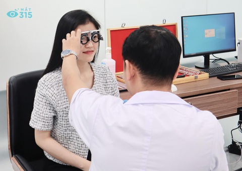 Bí quyết chăm sóc bảo vệ mắt vào mùa mưa- Ảnh 2. Bí quyết chăm sóc bảo vệ mắt vào mùa mưa- Ảnh 2.