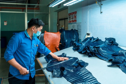 Chất lượng làm nên thương hiệu da đà điểu, cá sấu Khatoco- Ảnh 2. Chất lượng làm nên thương hiệu da đà điểu, cá sấu Khatoco- Ảnh 2.