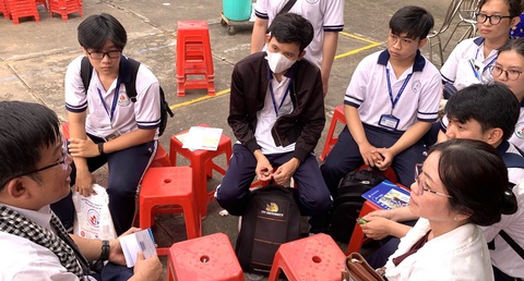 Trường đại học Khoa học tự nhiên TP.HCM công bố điểm chuẩn thêm 2 phương thức xét tuyển sớm- Ảnh 1. ThS Phùng Quán - chuyên gia tư vấn tuyển sinh Trường đại học Khoa học tự nhiên TP.HCM - giải đáp thắc mắc của học sinh về các phương thức xét tuyển sớm năm 2024 - Ảnh: TRẦN HUỲNH