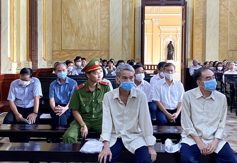 Gây thất thoát 45 tỉ đồng, cựu lãnh đạo Tổng công ty Địa ốc Sài Gòn hầu tòa- Ảnh 1. Các bị cáo tại tòa - Ảnh: TUYẾT MAI