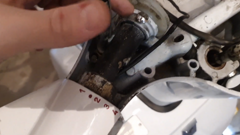 Biến Vespa thành xe máy điện, chủ xe vui vì được 'gãi ngứa'- Ảnh 6. Ban đầu khá dễ dàng - Ảnh: Doug Kingham/The Autopian