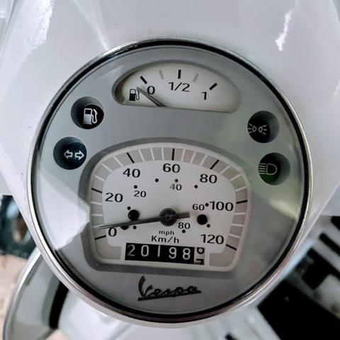 Biến Vespa thành xe máy điện, chủ xe vui vì được 'gãi ngứa'- Ảnh 11. Nhìn tưởng đơn giản, song đi dây sao để cụm đồng hồ này hoạt động đúng lại rất phức tạp - Ảnh: Doug Kingham/The Autopian