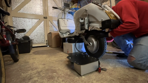 Biến Vespa thành xe máy điện, chủ xe vui vì được 'gãi ngứa'- Ảnh 8. Anh loay hoay suốt ở giai đoạn này, mãi mới thành công - Ảnh: Doug Kingham/The Autopian